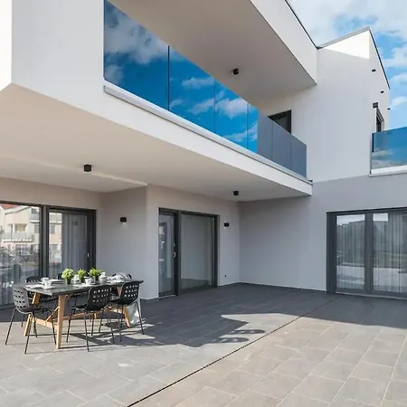 Aurela Apartment *